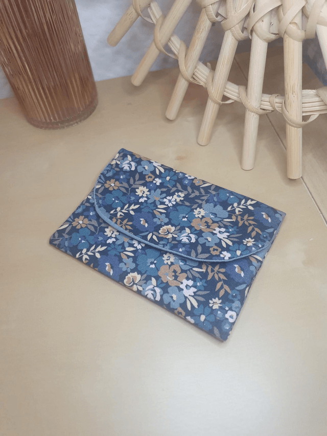 Porte carte fleurs bleues
