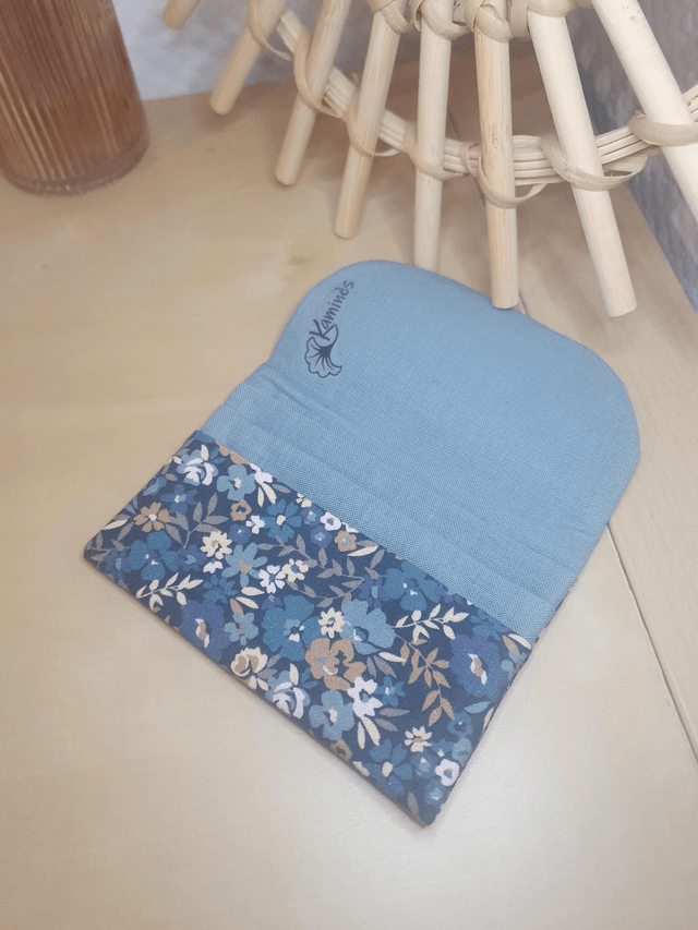 Porte carte fleurs bleues