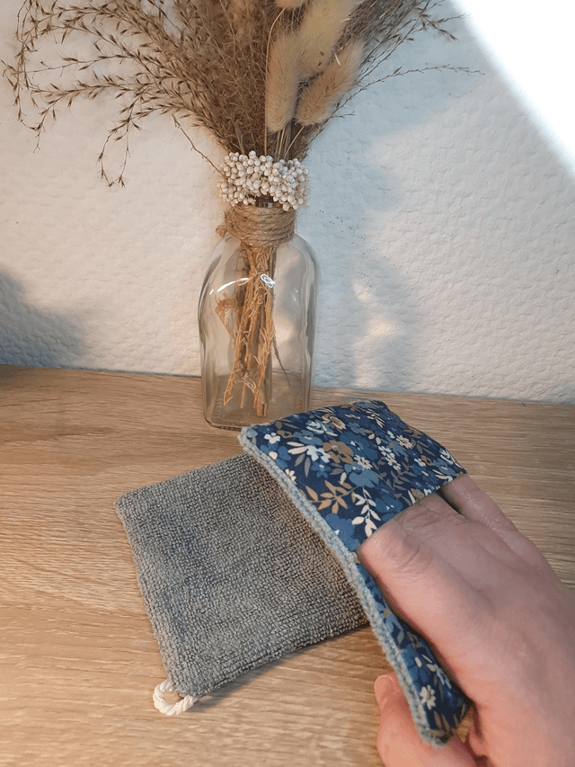 Débarbouillettes fleurs bleues / microfibre grise