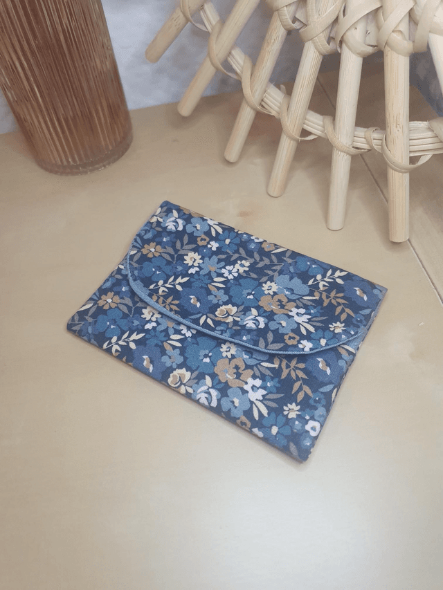 Porte carte fleurs bleues